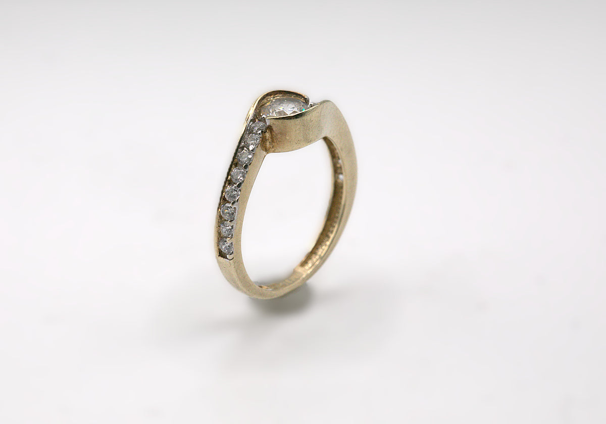 Cubic Zirconia Twist Solitaire Ring – 9 Carat Yellow Gold – Size L