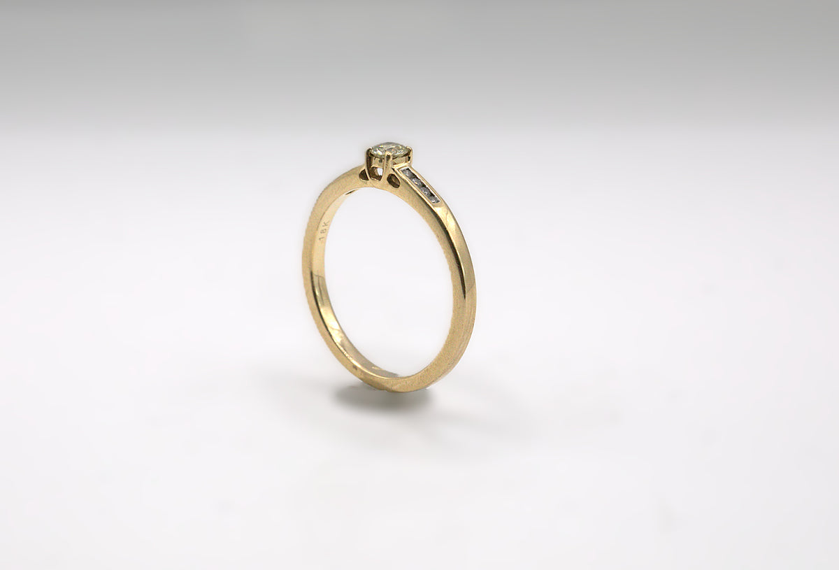 Diamond Solitaire Engagement Ring with Diamond-Set Shoulders – 18 Carat Yellow Gold – Size R½