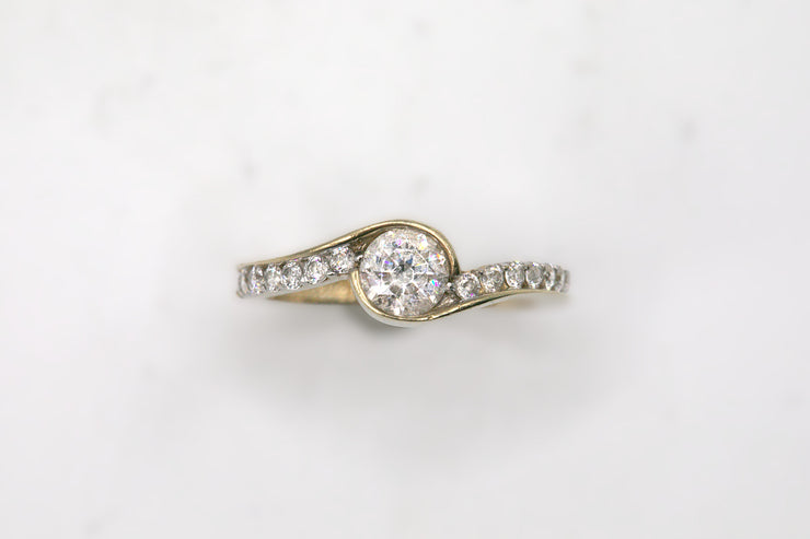 Cubic Zirconia Twist Solitaire Ring – 9 Carat Yellow Gold – Size L