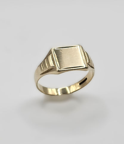 Signet Ring - 9ct Gold - Size Z
